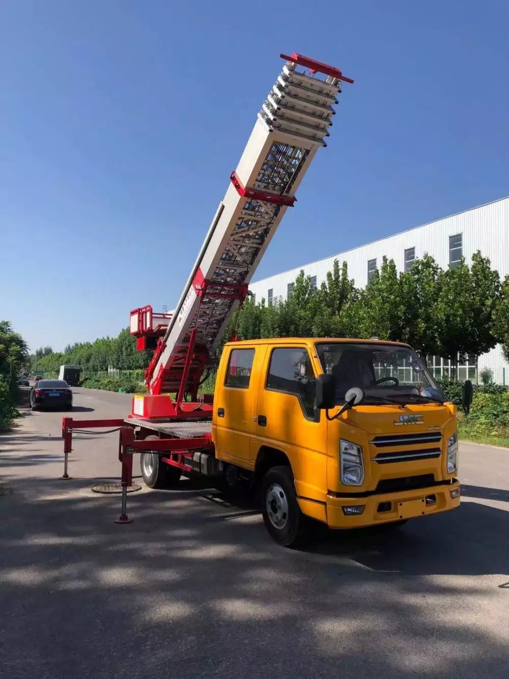 陕州附近的云梯车出租服务：轻松解决高空作业需求